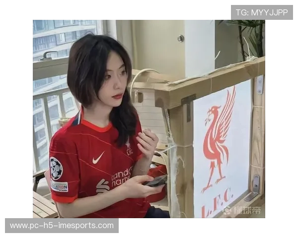 足球场上女球迷热议看球星魅力背后的故事与感动