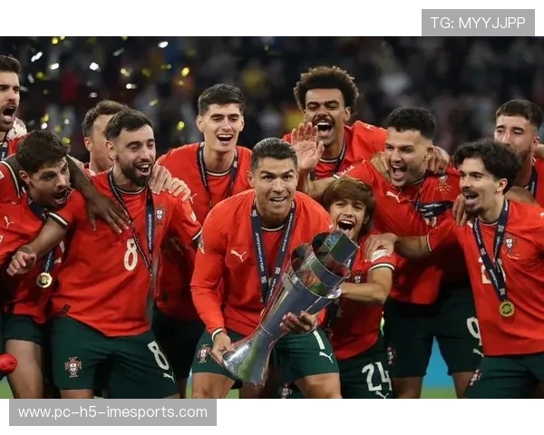 足球巨星点评：从球技到领导力全面解析足坛顶尖球员表现