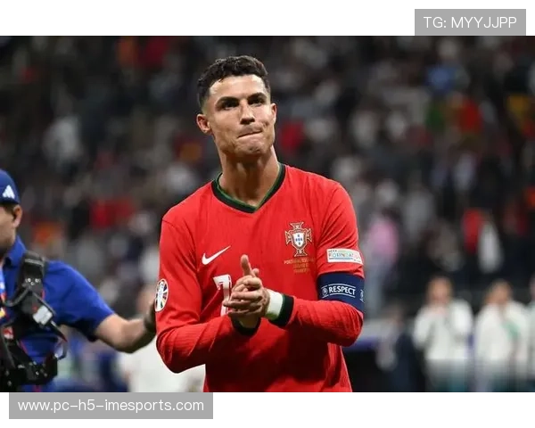 足球球星在赛场内外如何通过多种方式进行高效交流